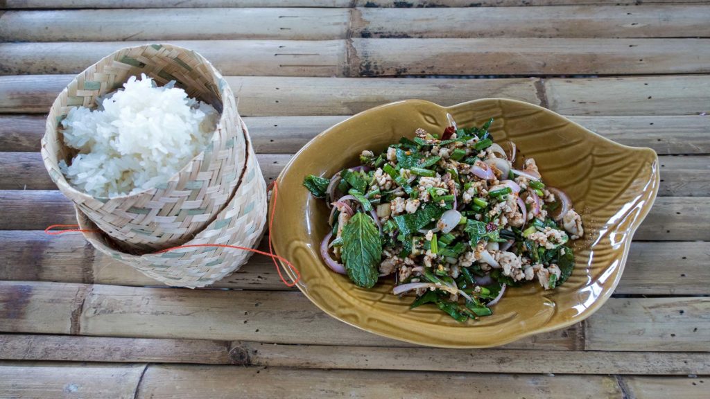 Larb Gai Sticky Rice, thailändischer Hähnchen-Salat mit Klebereis