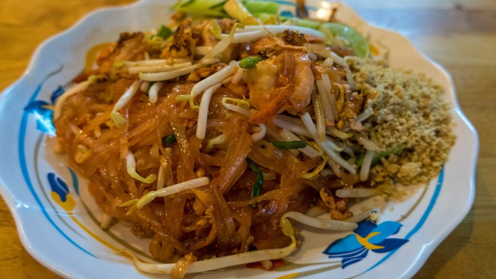 Pad Thai - gebratene Nudeln mit Shrimps und Tofu