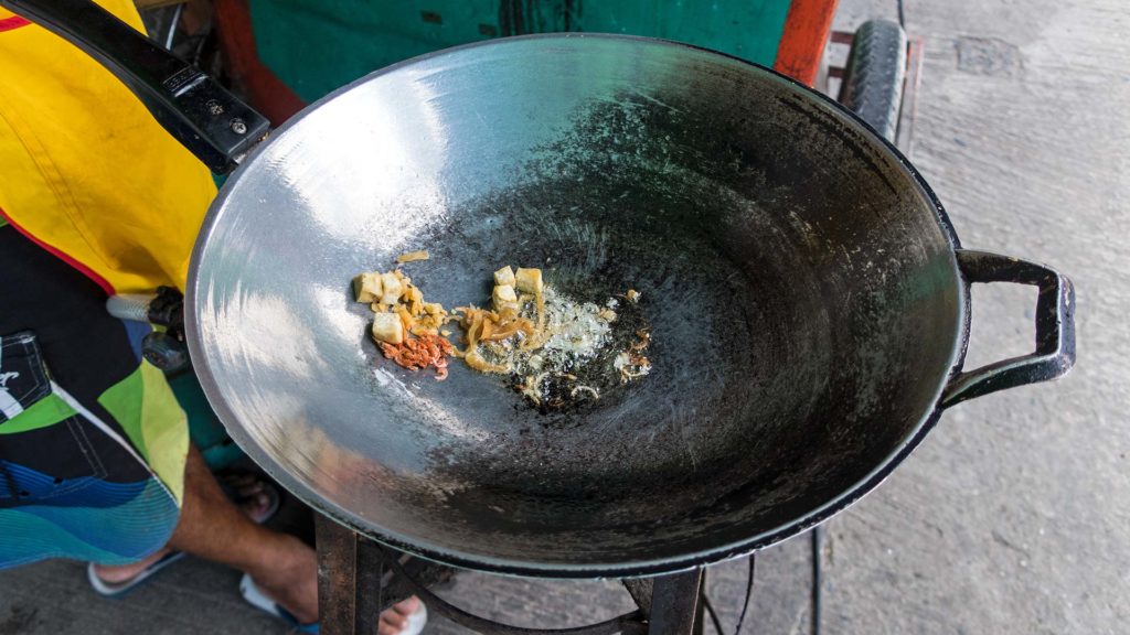 Pad Thai Kochen im Wok