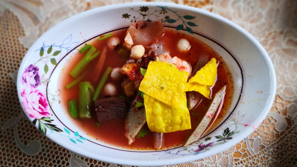 Thailändische Yentafo Nudelsuppe mit Seafood