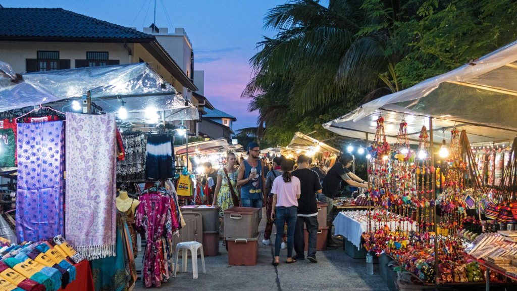 Die Bophut Walking Street am Freitag im Norden von Koh Samui