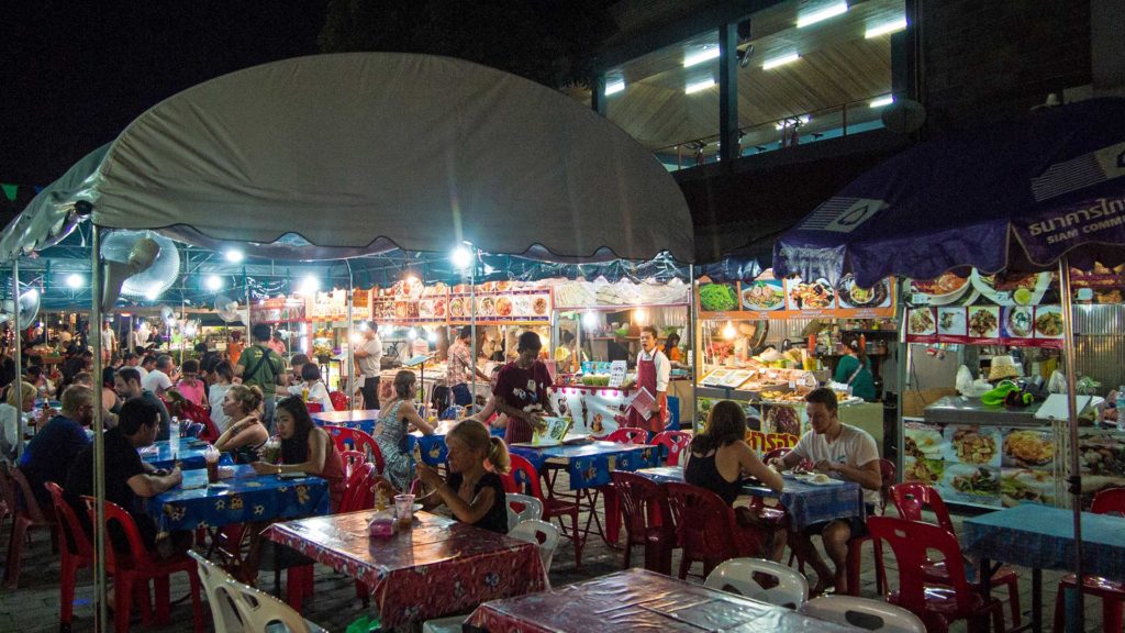 Der Chaweng Night Market zwischen Chaweng Lake und Beach Road auf Koh Samui