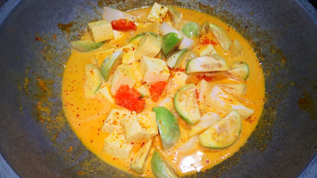 Kochen von Tofu und Gemüse im angemischten roten Curry