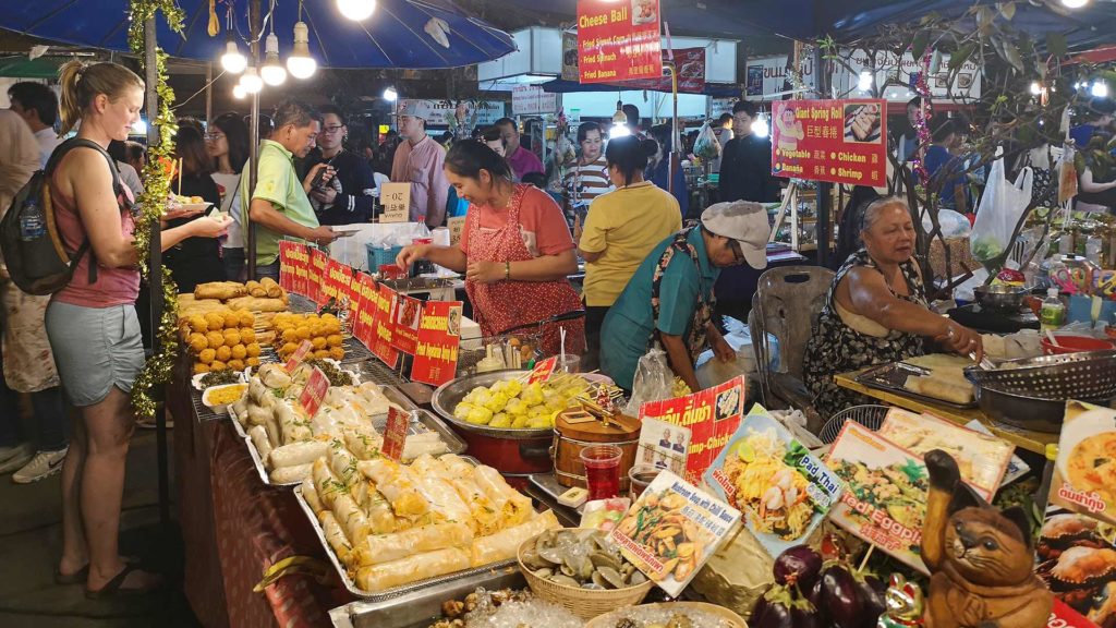 Stand auf einem Nachtmarkt in Chiang Mai