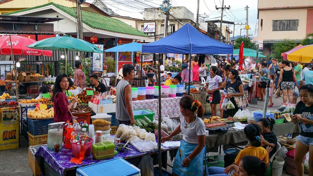 Die belebte Walking Street auf Koh Phangan