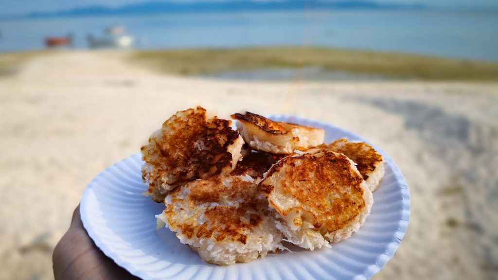 Thailändische Kokosnuss-Plätzchen am Strand: Khanom Ba Bin (Coconut Cake)